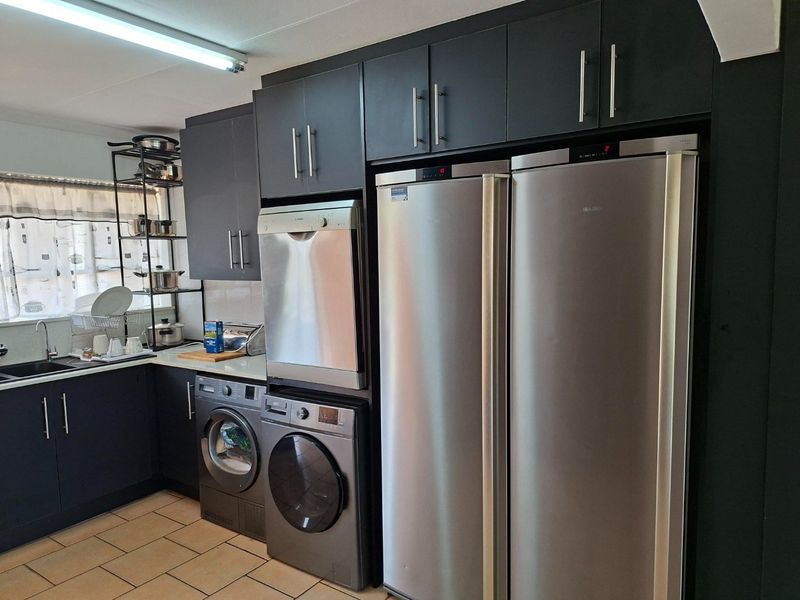 Immaculate Three Bedroom Home Montana Gardens - Photo 10