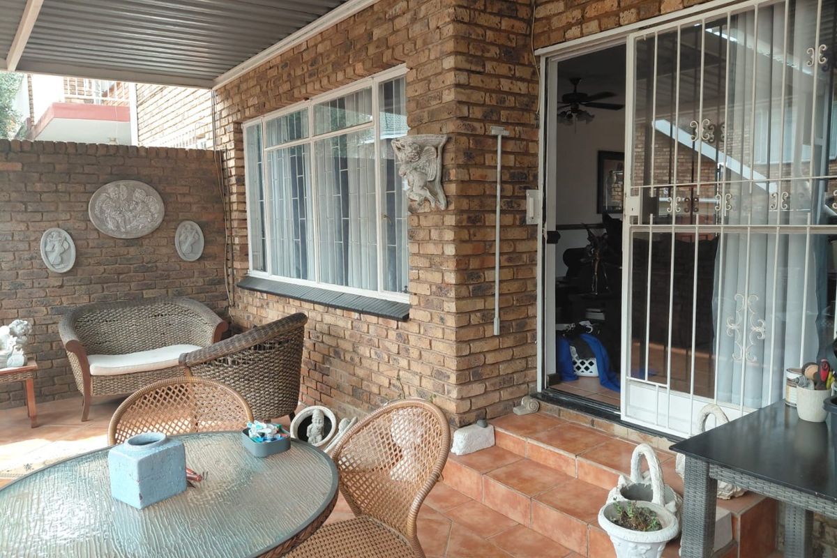 Spacious Three Bedroom Duplex In Wonderboom - Photo 5