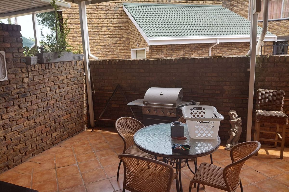 Spacious Three Bedroom Duplex In Wonderboom - Photo 4