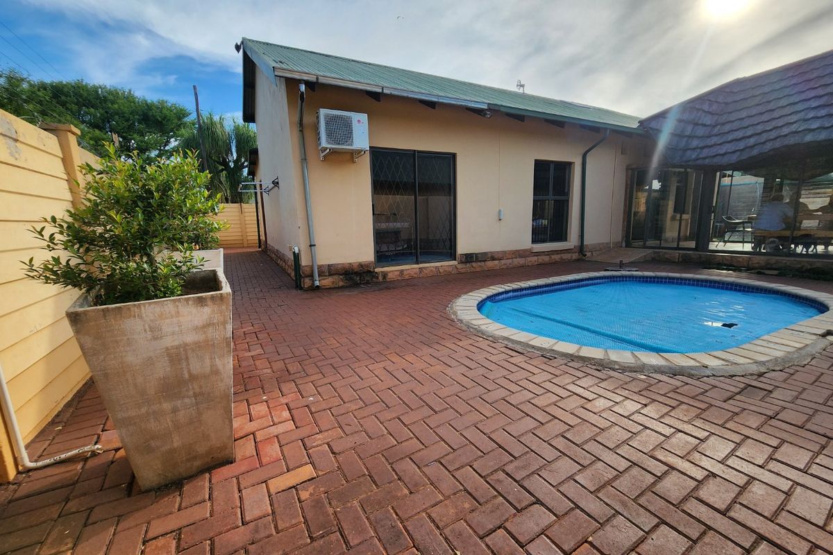 Stylish Family Home In Secure Estate - Photo 5