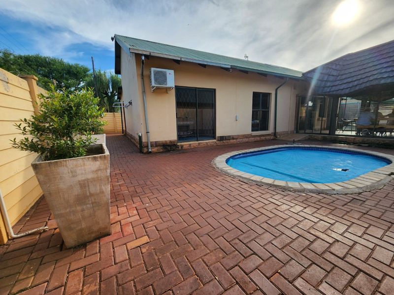 Stylish Family Home In Secure Estate - Photo 5