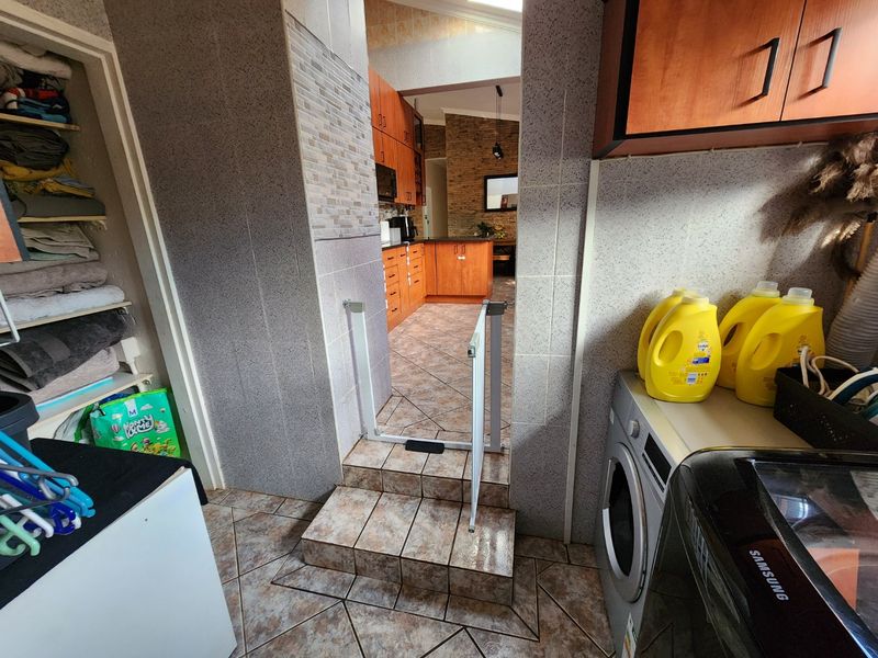 Stylish Family Home In Secure Estate - Photo 7