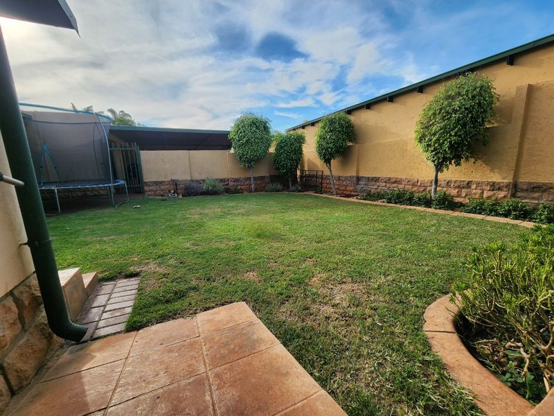 Stylish Family Home In Secure Estate - Photo 6