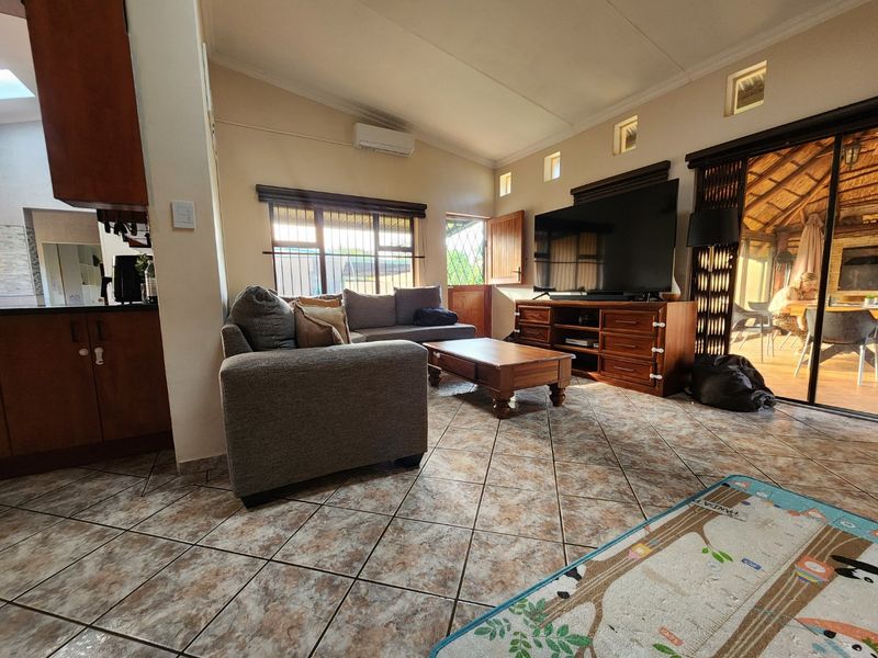 Stylish Family Home In Secure Estate - Photo 4