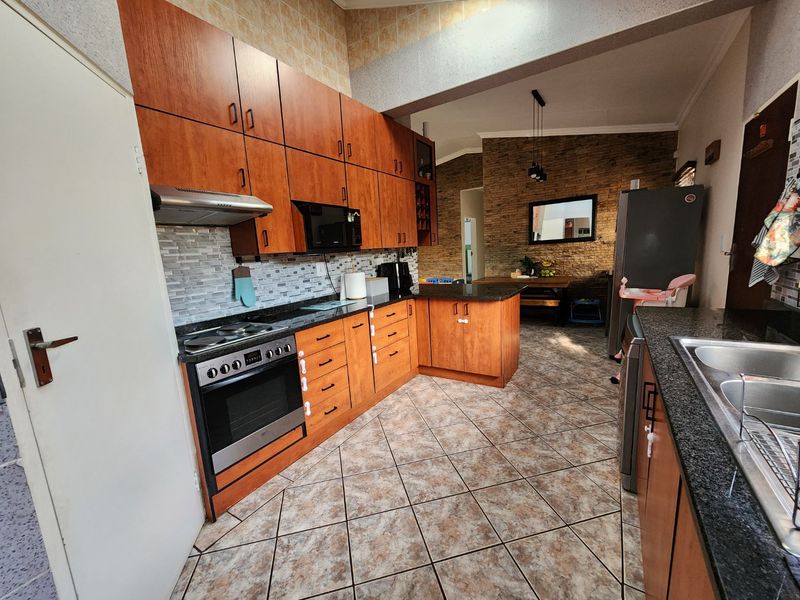 Stylish Family Home In Secure Estate - Photo 1