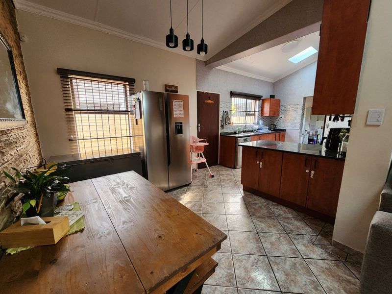 Stylish Family Home In Secure Estate - Photo 3