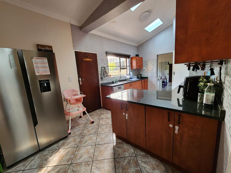 Stylish Family Home In Secure Estate - Photo 2