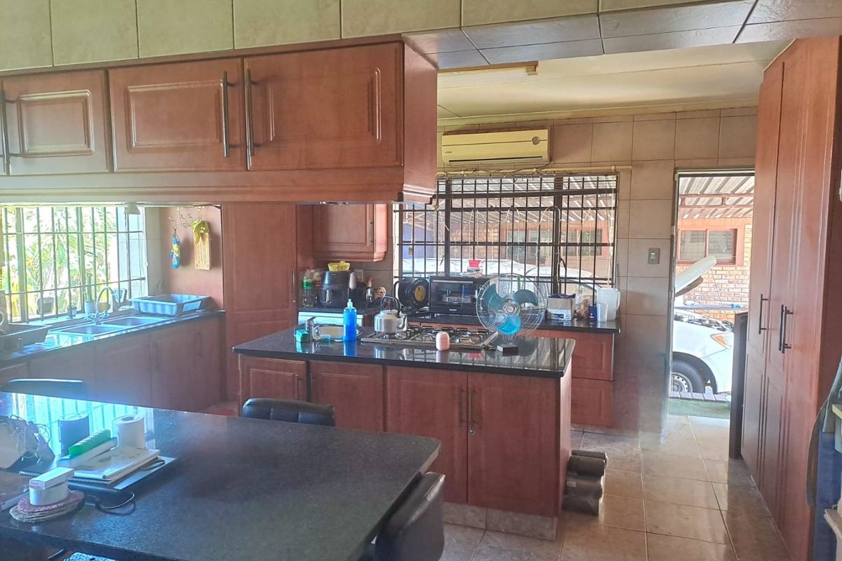 Spacious Family Home Full Potential - Photo 5