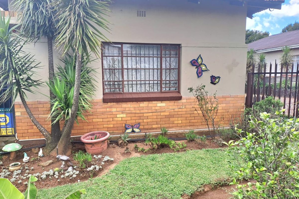 Spacious Family Home Full Potential - Photo 2