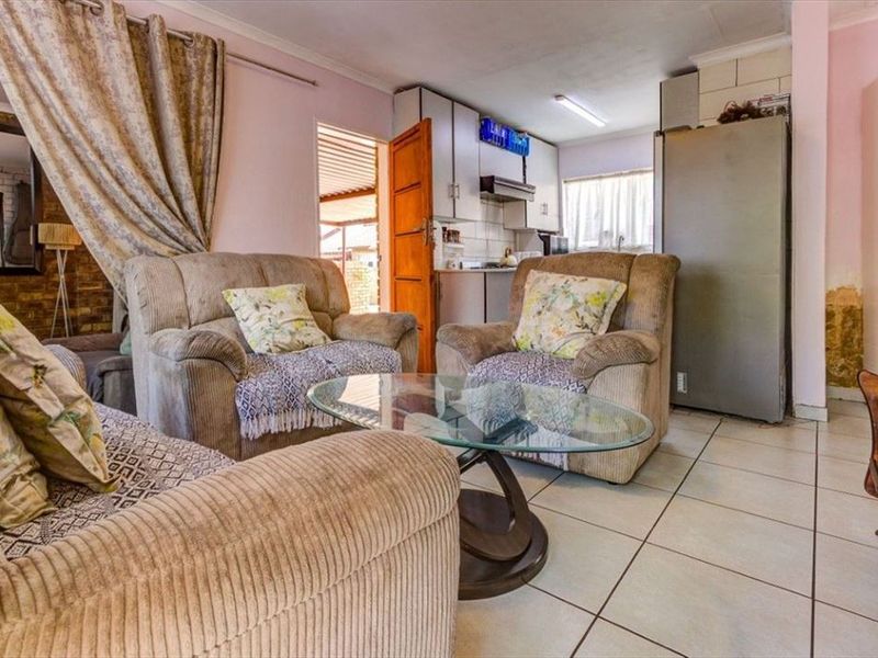 Charming Home With Comfortable Living - Photo 3