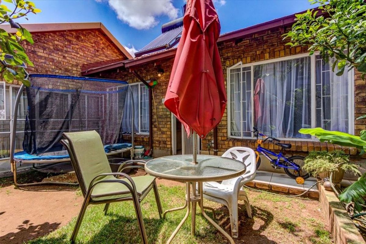 Charming Home With Comfortable Living - Photo 2