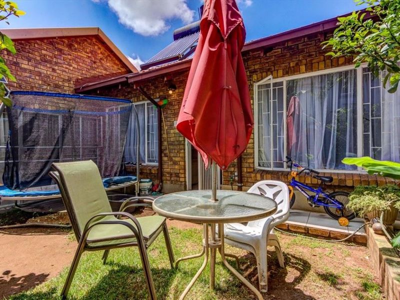 Charming Home With Comfortable Living - Photo 2