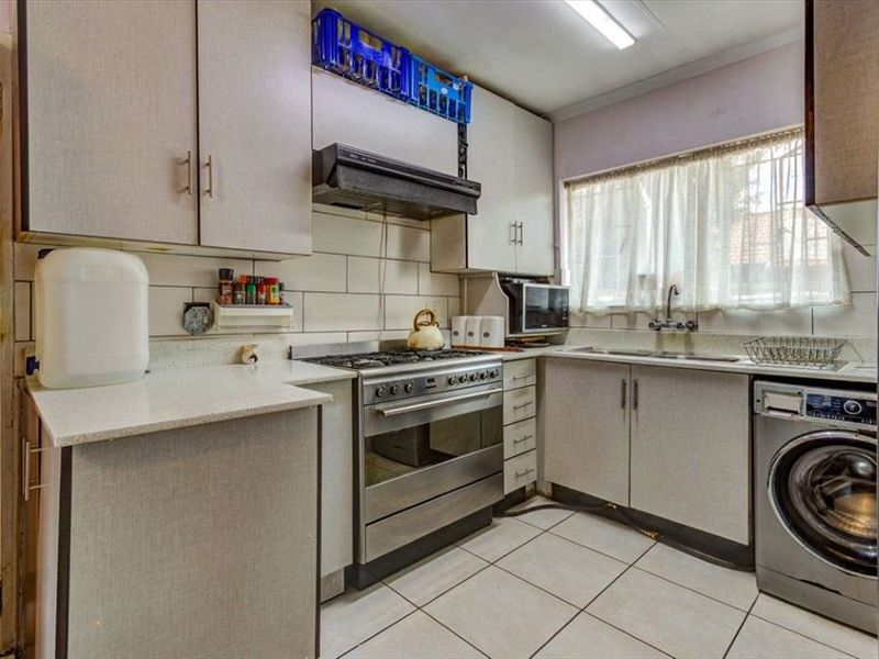 Charming Home With Comfortable Living - Photo 1