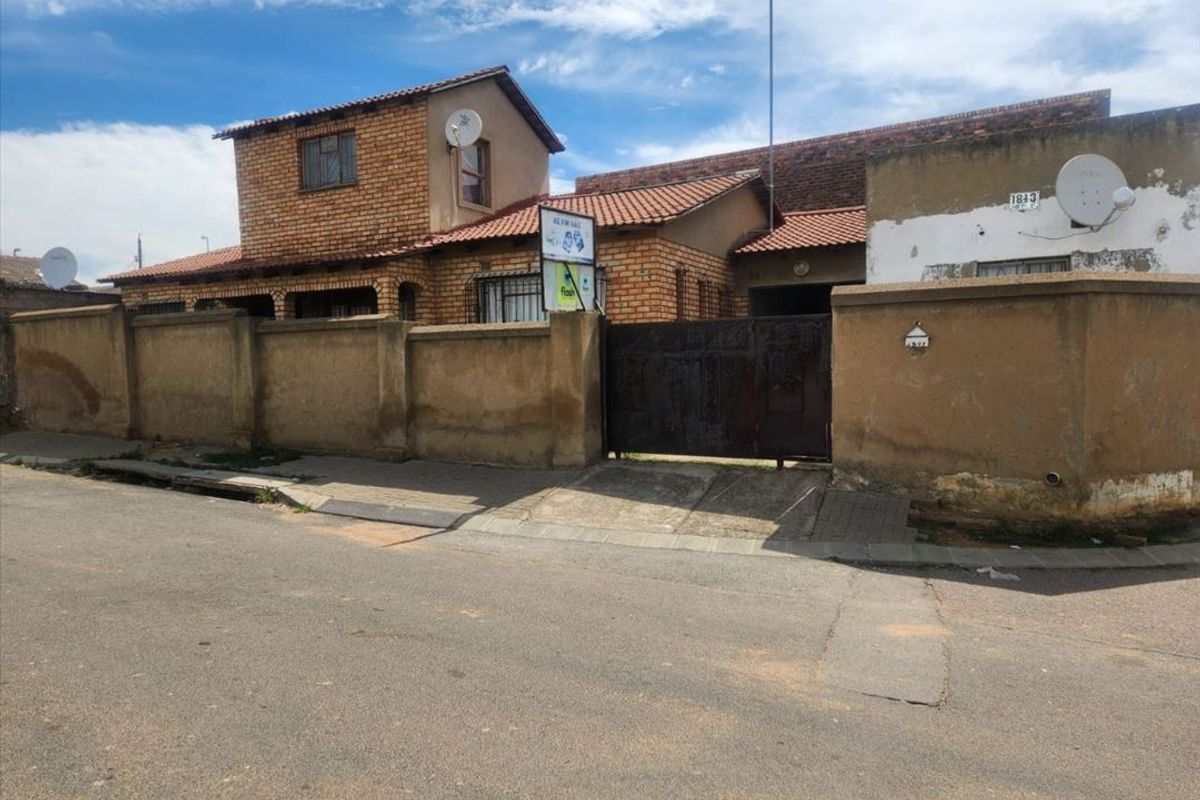 Classic Home With Timeless Layout - Photo 3