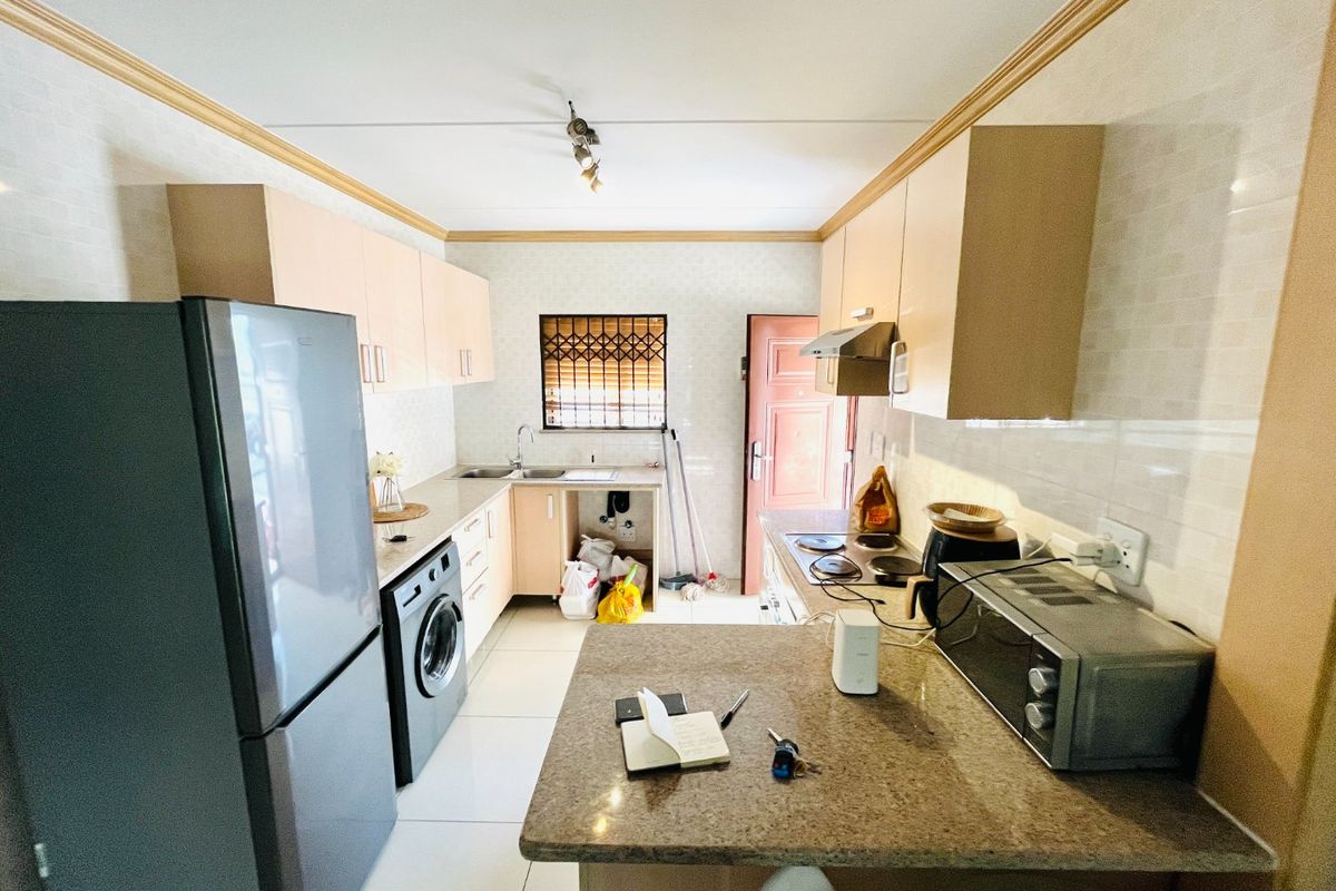 Two bedroom & 1 bathroom luxaryn Ground-floor apartment in Midrand, get in touch! - Photo 4