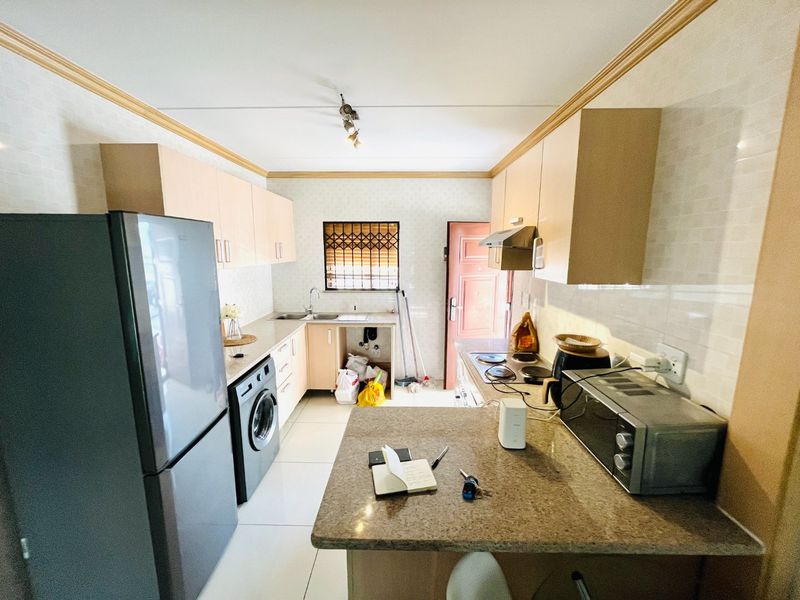Two bedroom & 1 bathroom luxaryn Ground-floor apartment in Midrand, get in touch! - Photo 4