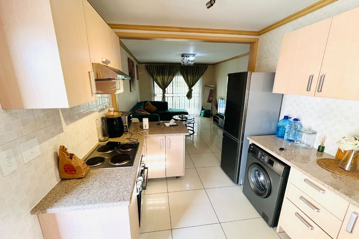 Two bedroom & 1 bathroom luxaryn Ground-floor apartment in Midrand, get in touch! - Photo 3