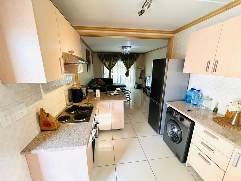 Two bedroom & 1 bathroom luxaryn Ground-floor apartment in Midrand, get in touch! - Photo 3