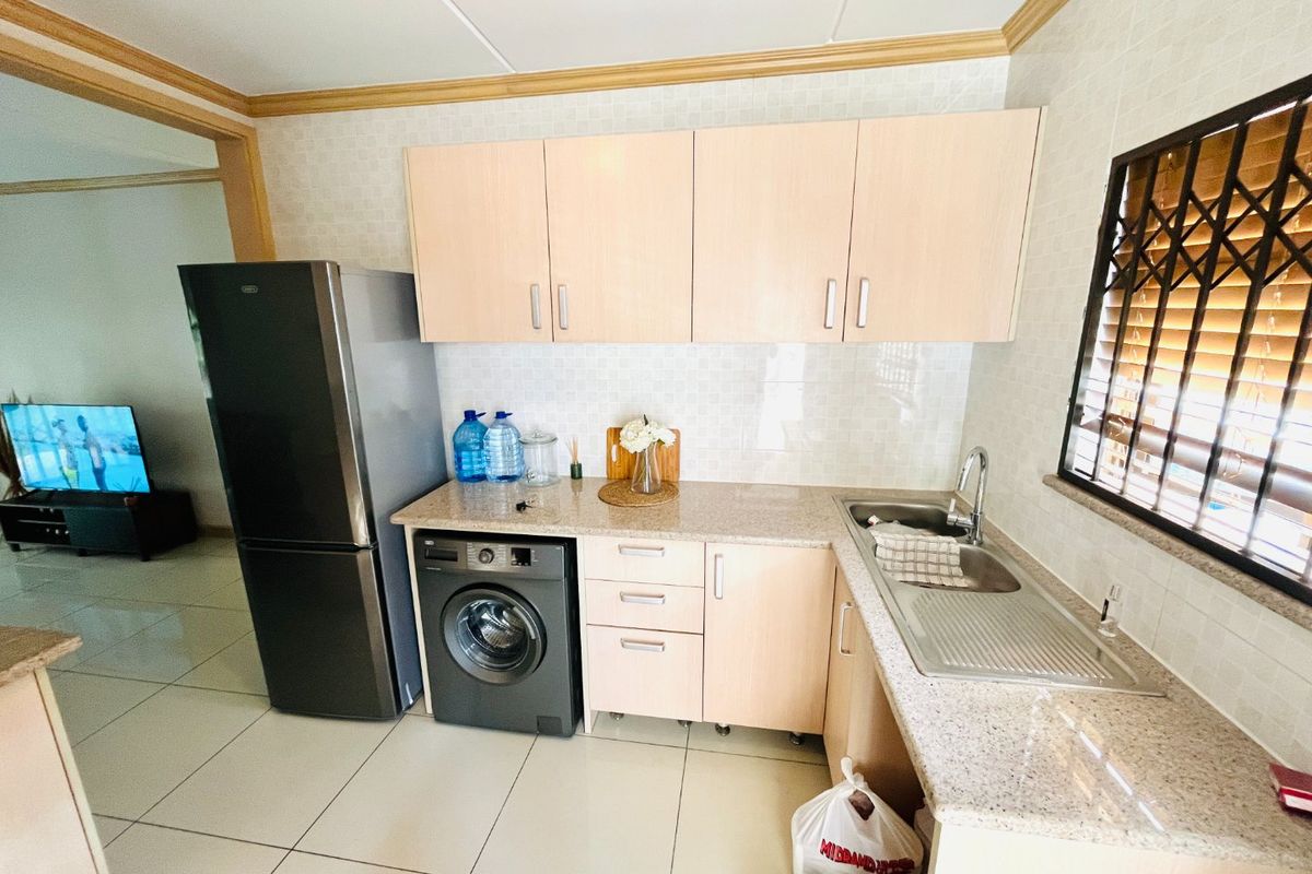 Two bedroom & 1 bathroom luxaryn Ground-floor apartment in Midrand, get in touch! - Photo 2