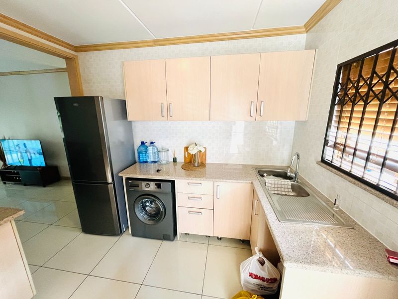Two bedroom & 1 bathroom luxaryn Ground-floor apartment in Midrand, get in touch! - Photo 2