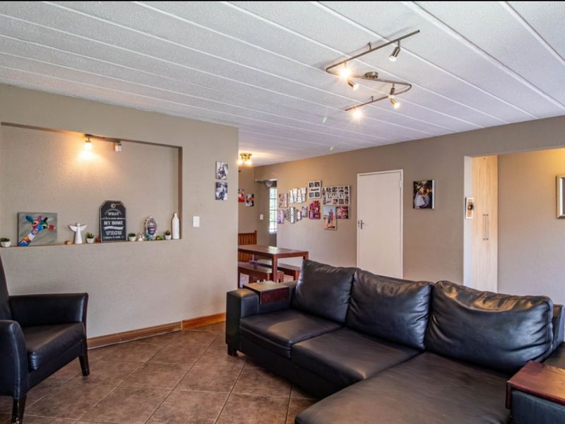 Stylish 3-Bedroom Duplex with Garden, Pool & Top Security - Photo 5