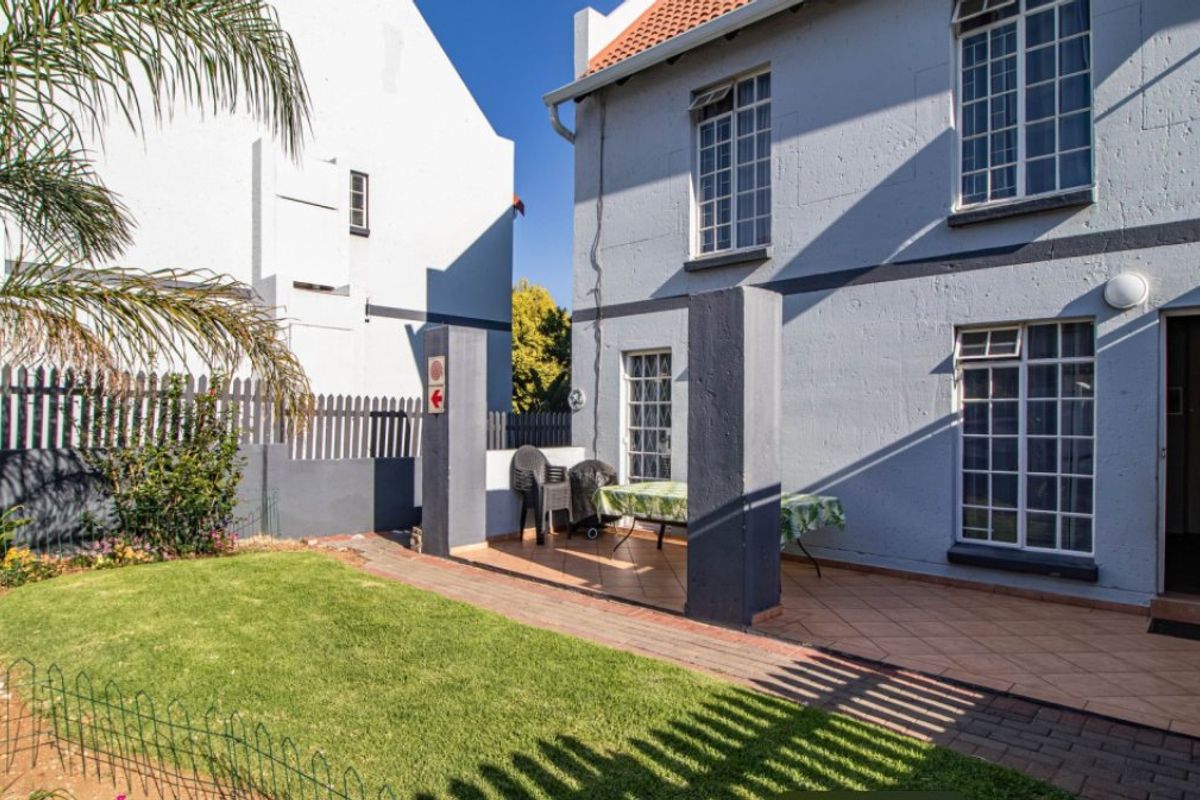 Stylish 3-Bedroom Duplex with Garden, Pool & Top Security - Photo 2