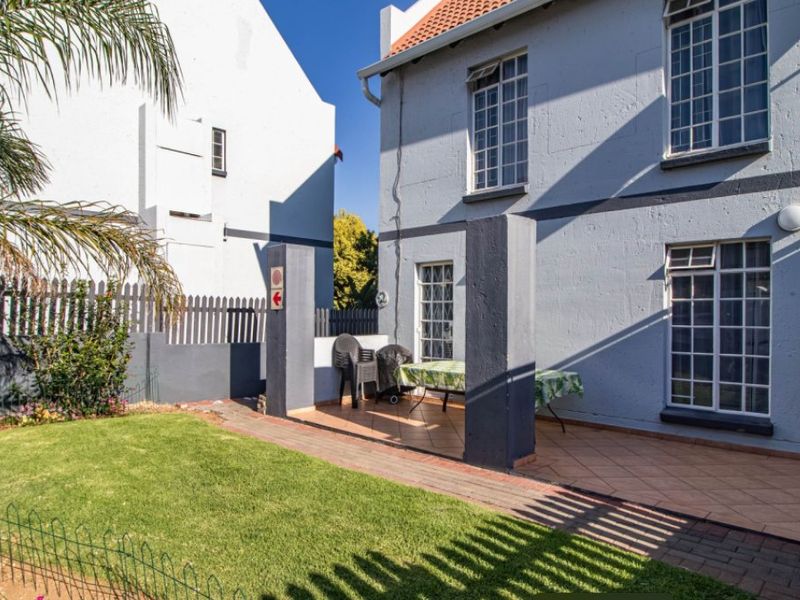 Stylish 3-Bedroom Duplex with Garden, Pool & Top Security - Photo 2