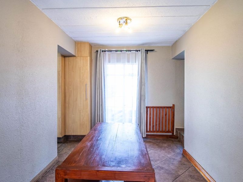 Stylish 3-Bedroom Duplex with Garden, Pool & Top Security - Photo 7