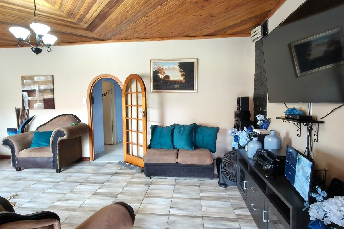 Large Home Ideal For The Extended Family - Photo 3