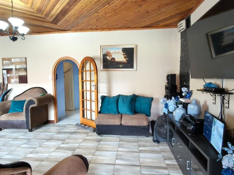 Large Home Ideal For The Extended Family - Photo 3