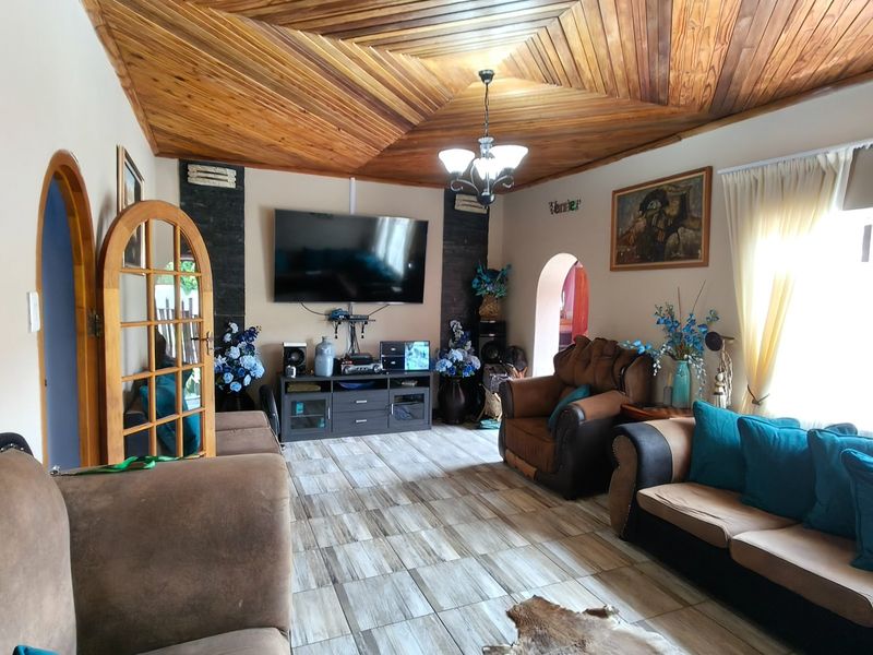 Large Home Ideal For The Extended Family - Photo 4