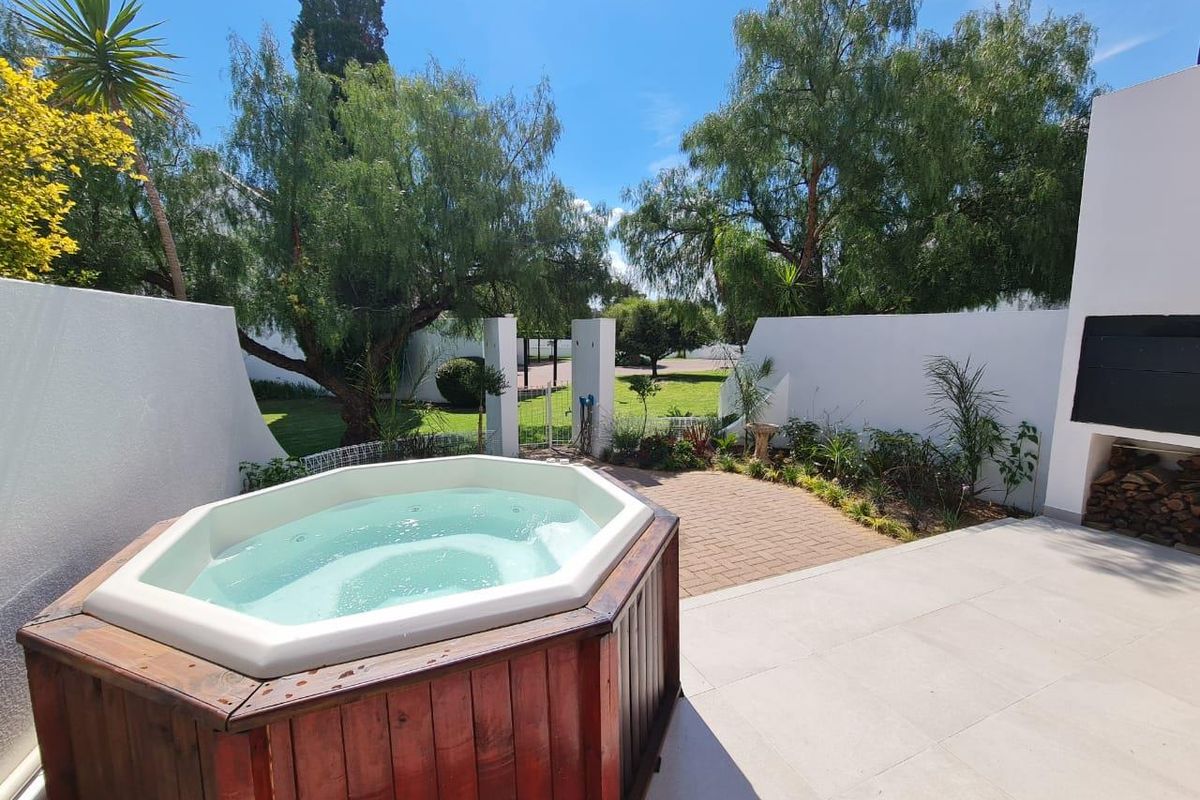 Ultra Modern Unit in Sought After Complex - Photo 2