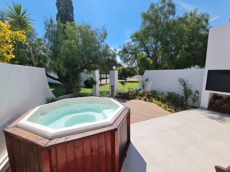 Ultra Modern Unit in Sought After Complex - Photo 2