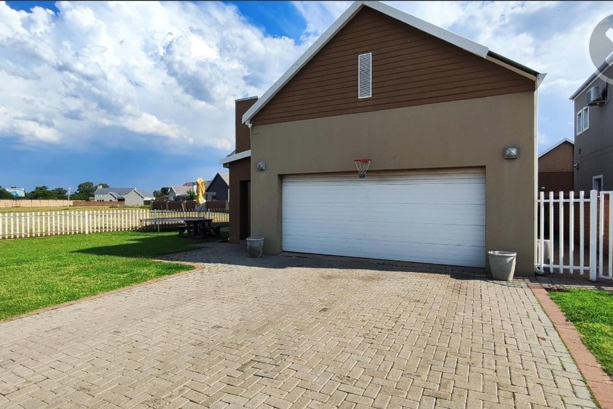 3 Bedroom Home in Vanderbijlpark - Photo 2