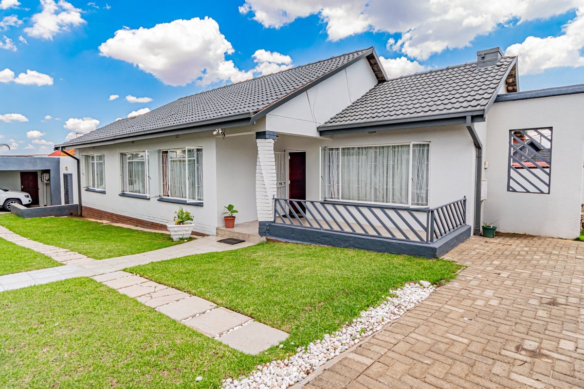 4 bedrooms,2 bathrooms,2 garages, fibre , alarm and cameras  - Photo 2