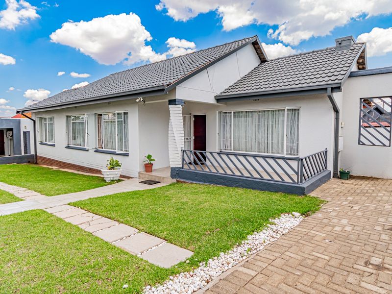 4 bedrooms,2 bathrooms,2 garages, fibre , alarm and cameras  - Photo 2