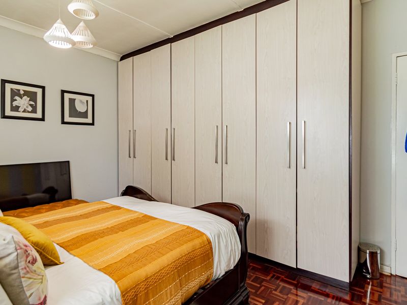 4 bedrooms,2 bathrooms,2 garages, fibre , alarm and cameras  - Photo 10