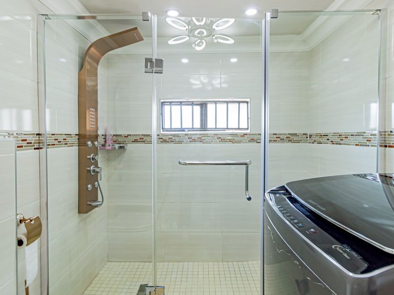 4 bedrooms,2 bathrooms,2 garages, fibre , alarm and cameras  - Photo 7