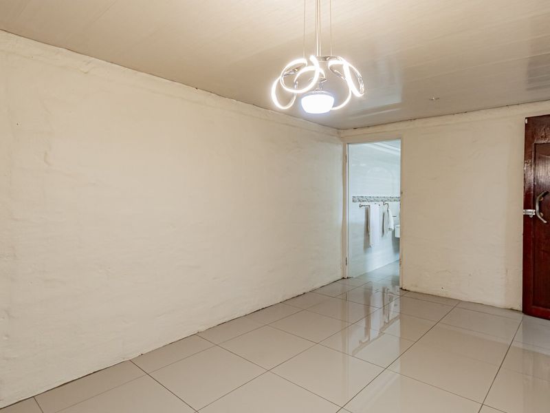 4 bedrooms,2 bathrooms,2 garages, fibre , alarm and cameras  - Photo 8