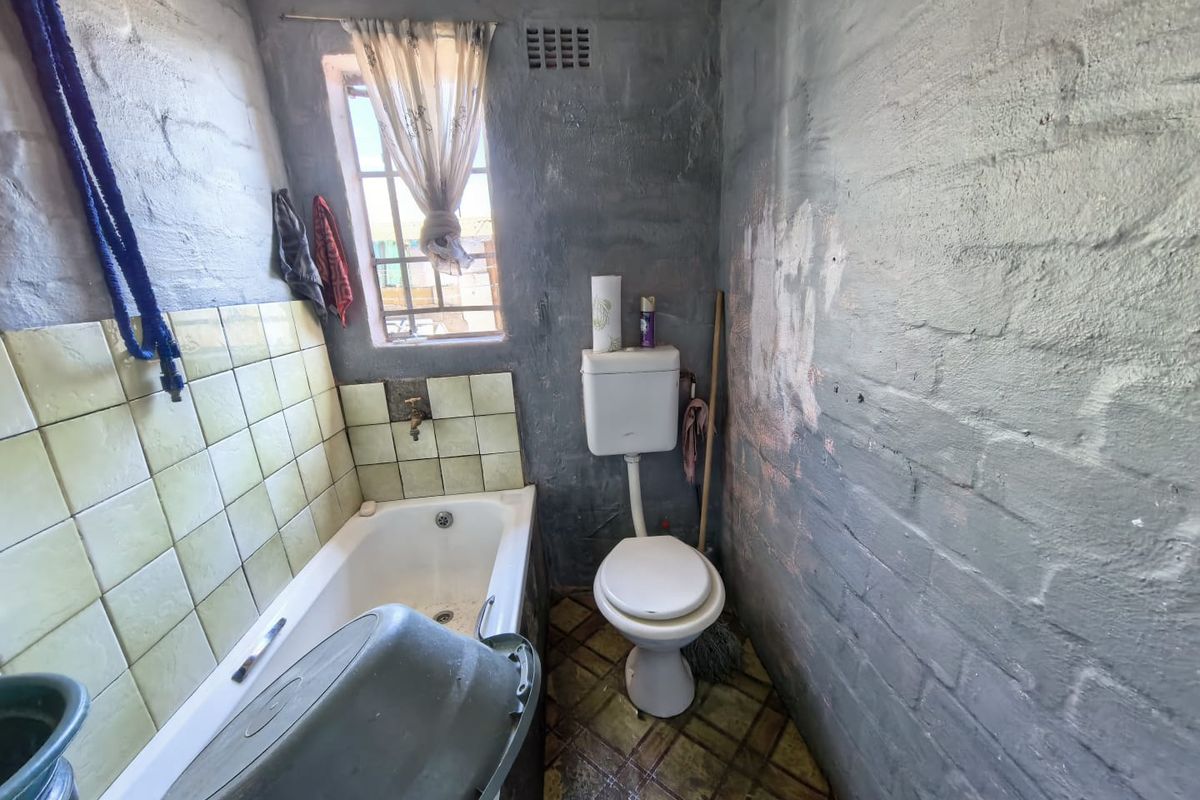 Family Home For Sale in Lavender Hill - Photo 3