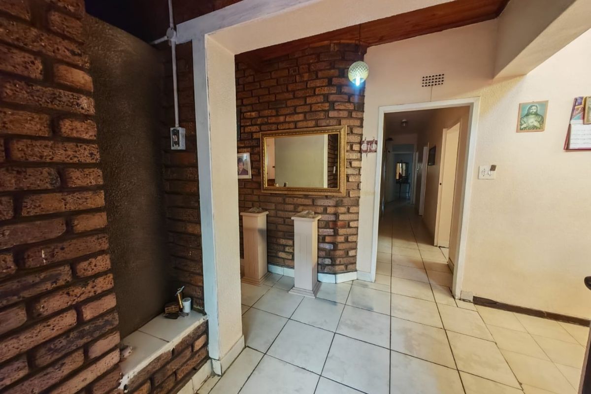 Spacious Family Home with Entertainment Flair in Van Riebeeck Park - Photo 2