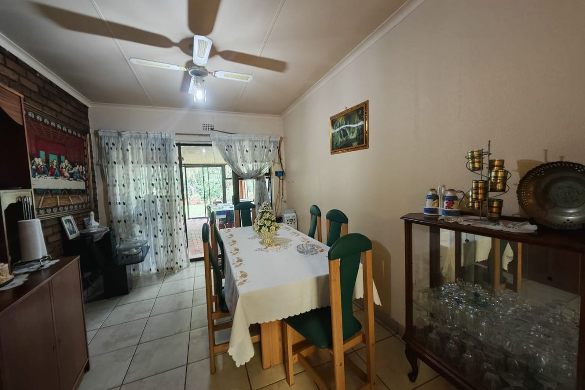 Spacious Family Home with Entertainment Flair in Van Riebeeck Park - Photo 5