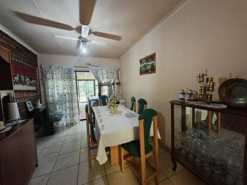 Spacious Family Home with Entertainment Flair in Van Riebeeck Park - Photo 5