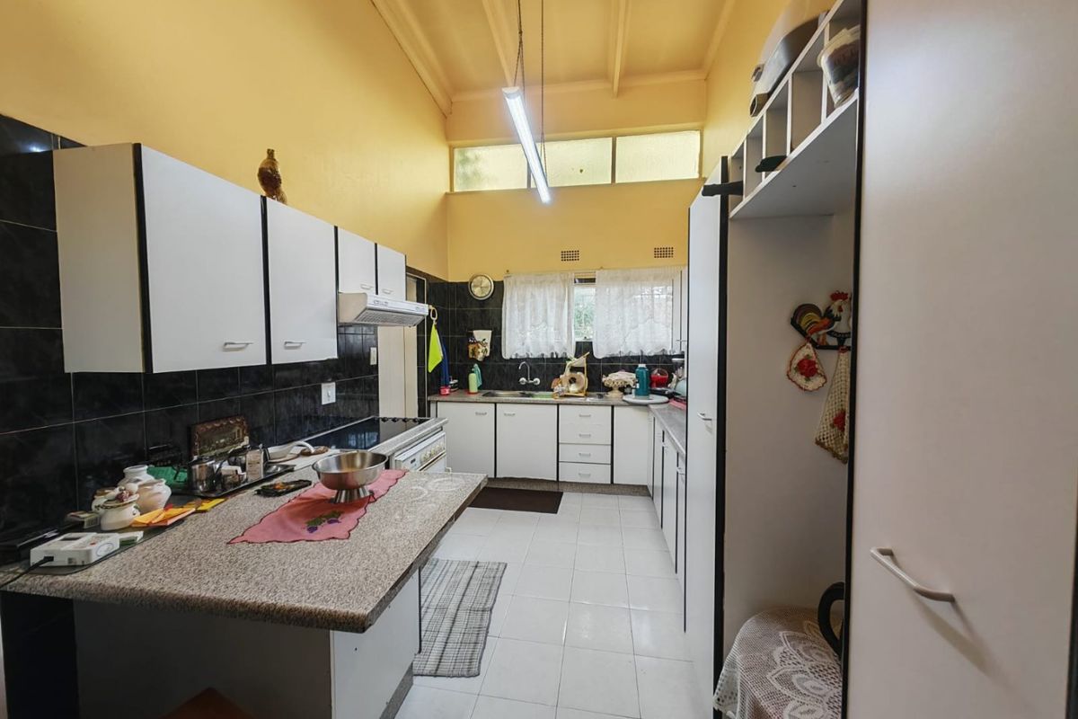 Spacious Family Home with Entertainment Flair in Van Riebeeck Park - Photo 4