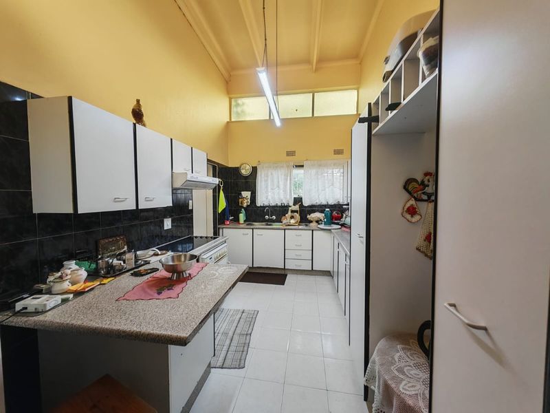 Spacious Family Home with Entertainment Flair in Van Riebeeck Park - Photo 4