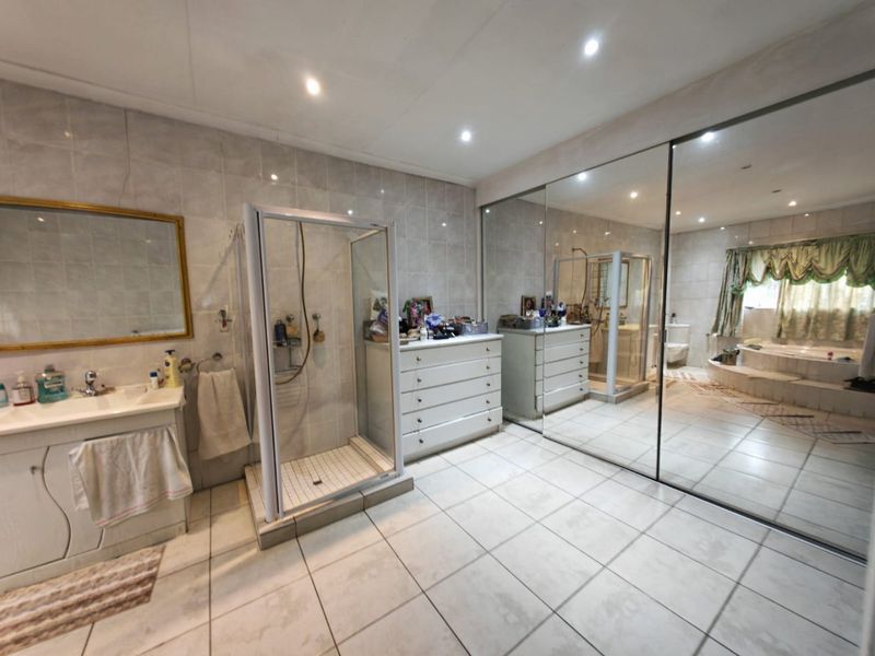 Spacious Family Home with Entertainment Flair in Van Riebeeck Park - Photo 10