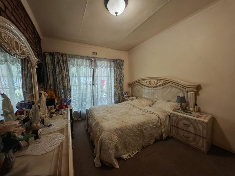 Spacious Family Home with Entertainment Flair in Van Riebeeck Park - Photo 9