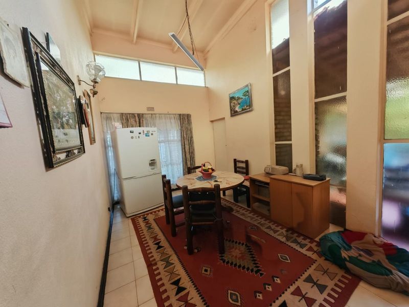 Spacious Family Home with Entertainment Flair in Van Riebeeck Park - Photo 8