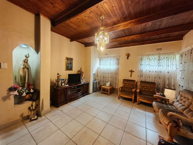 Spacious Family Home with Entertainment Flair in Van Riebeeck Park - Photo 6