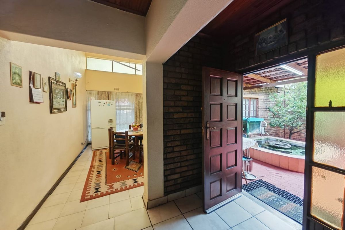 Spacious Family Home with Entertainment Flair in Van Riebeeck Park - Photo 3